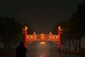 影视图文解析专题主视觉：笔记本上的剧情脉络手绘图与胶片剪影